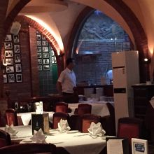 この奥の方にトイレが・・