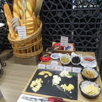 朝食ビュッフェにはチーズやパンも豊富