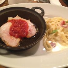 メインのローストポークと4つの中から選んだクリームのパスタ