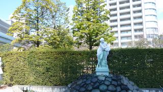 女性像がお出迎え！