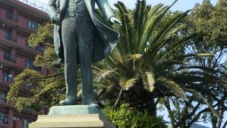 フロックコートをひるがえす大久保利通像