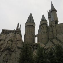 中にアトラクションがるホグワーツ