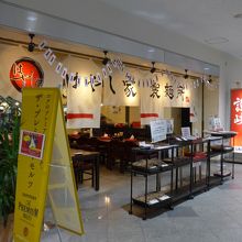 JAL受付カウンター右手奥から見た外観