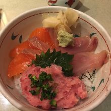 色鮮やかな三色丼