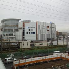 駅との間の歩道橋から撮影