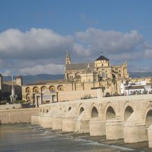 歴史を感ずる橋をゆっくり渡ります。