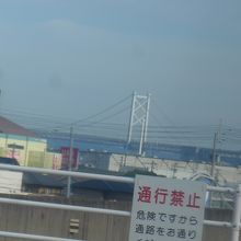 宇多津駅から見えた瀬戸大橋