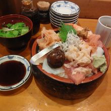 チラシの大盛り、ネタは種類が多く新鮮でした