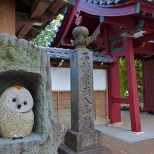 山門の脇のふくろう