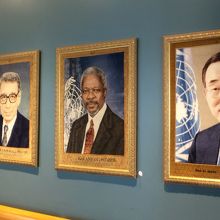歴代の国連事務総長の肖像画が並ぶ。
