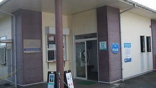 烏帽子島灯台に使われた巨大なレンズが緑や赤く点灯します