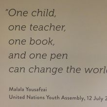 地階の図書販売コーナーの壁面に彫られたマララさんの言葉。