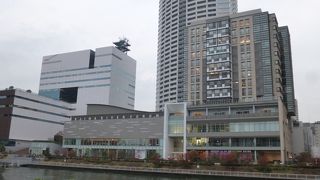 ほたるまちの一画をなす複合商業施設