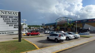 靴やスポーツ店やグアムのデパートがあるアウトレットモール