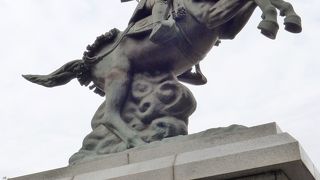 馬に跨る勇ましい姿です