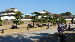 大手門入り口に無料のボランティアガイドさんが待機