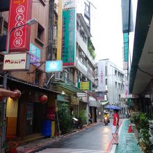 新光三越の裏手になります。