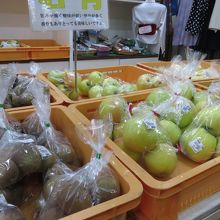 リンゴは蜜が入っていて美味しかった。もう１袋買っておけば