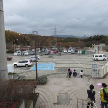 ブロック部分も駐車場？不思議な駐車スペースです。