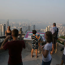 獅子亭展望台。ピークタワーに比べて人は少なめ