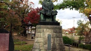 米沢城跡のお堀を渡ってすぐの場所にあります