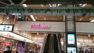 駅ナカの店舗も色々あります