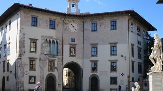 カヴァリエーリ広場の有名なモニュメント