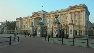 衛兵交代は大混雑。早めに場所を確保したい