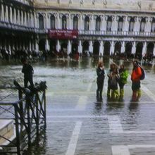 ヴェニス　サンマルコ広場が浸水中