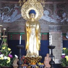 大仏殿にいる釈迦如来立像。