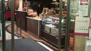 スーパーの中のカフェ