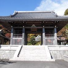 平成7年建立の仁王門。