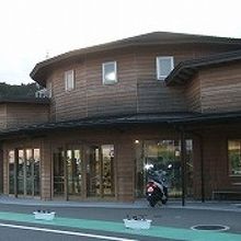 左が農産物・海産物直売所で、右がお食事処「わだい処和田浜」