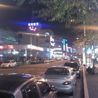 ホテル前の風景。韓国郊外の街並みです。