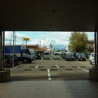 ホテルを出て左奥に見える黄色い看板はレストランのジョイフル