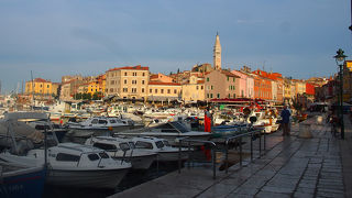 ロヴィニ港を取り巻く海沿いのメインストリート