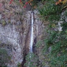 観音滝　覗きこまないように。