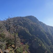 二ツ坊主岩峰上から傾山本峰を望む。