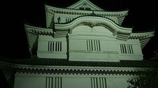 ライトアップされる夜の天守閣も素敵です