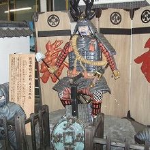 「勝利の神将 本多忠勝像」と家来たちが鎧兜をまとって展示