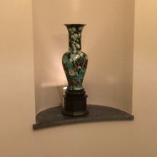 企画展会場への螺旋階段途中の花瓶。