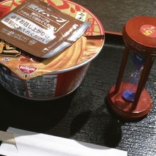 お湯はお店の人が入れてくれ、砂時計と一緒に渡されます。