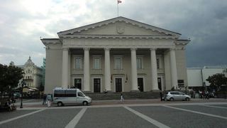 白亜の市庁舎