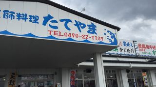 ドライブインですね。 観光バス以外はの観光客にリーズナブルな提供を期待します