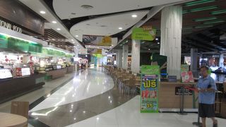 朝のフードコート