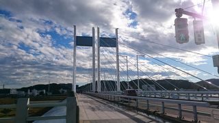 ケーブルが印象的な白い橋