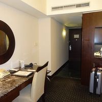 落ち着いた茶系の部屋