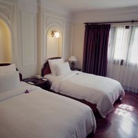 ツインルーム。天井が高く、ベッドは清潔。申し分無し。