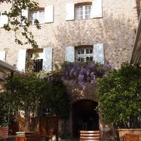 テラスで　田舎の景色を見ながら　ワイン！