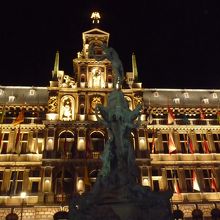 夜のブラボー像